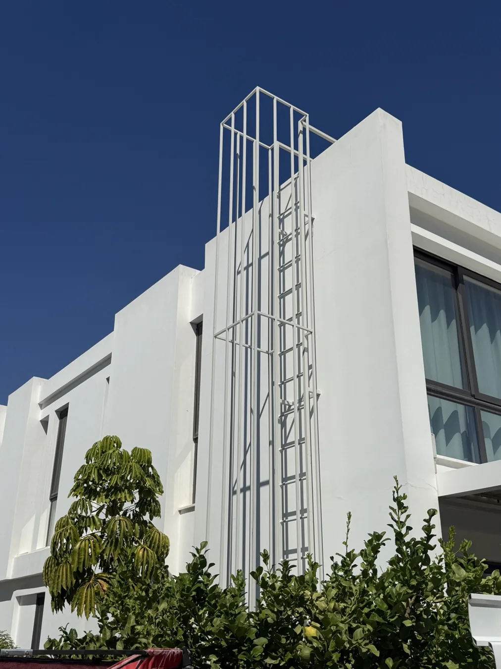 Μεταλλική σκάλα με προστατευτικό κλωβό